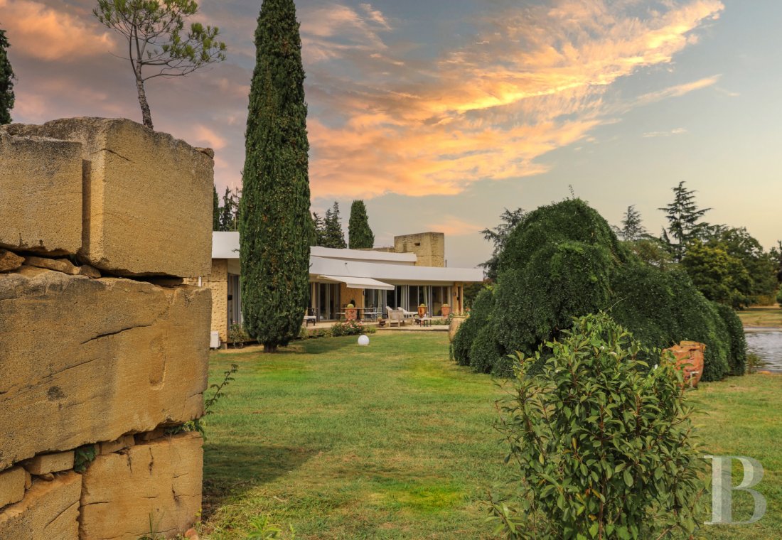 Proche de Nîmes et au cœur d’un domaine arboricole une villa conçue et réalisée par un architecte moderniste  - photo  n°32